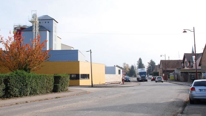 Le site légèrement surélevé par rapport au village favorise la dispersion des poussières. Les aménagements ont réglé en grande partie le problème.