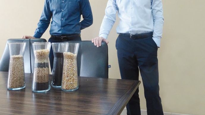 Yuriy Skichko (à droite), DG d'UkrAgroCom et Ivan Cherevko, directeur des ventes d'Hermes-Trading.« L'Ukraine veut doubler ses exportations et nous voulons participer à la fête. »C. DEQUIDT