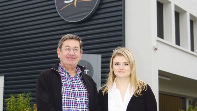 Responsable du Syt de Coligny et bientôt d'un deuxième, Clémentine Barthe (aux côtés de Pascal Lorain, responsable région Est d'Acolyance) renseigne les producteurs sur place ou par téléphone.C. URVOY