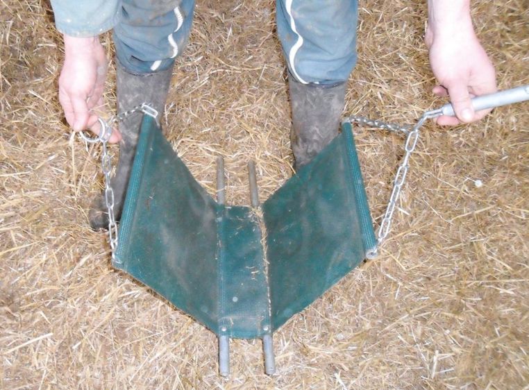 Le « panier » en filet brise-vent, à passer sous le ventre du veau, est rigidifié par quatre tringles métalliques dont deux plus grandes (70 cm) que les autres. Ces dernières sont suffisamment espacées pour venir épouser le poitrail du veau. Ainsi il ne peut pas se débattre en étant soulevé. REPORTAGE PHOTOS © J.-M.V.