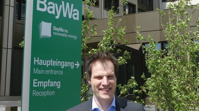  Jörg-Simon Immerz, directeur commercial de BayWa Agriculture devant le siège social à Munich, assure que la principale activité du groupe reste l'agriculture : « C'est 71 % du CA et 10 200 salariés. »