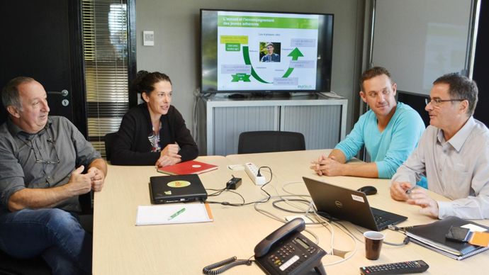 Michel Bonneau, formateur de Campus Triangle, Hélène Sallefranque, éleveuse stagiaire de la 3e promo, Laurent Chériti, éleveur et jeune administrateur depuis deux ans, et Dominique Barus, responsable adhérents chez Euralis, lors d'un point sur le Parcours jeune en cours.F. JACQUEMOUD