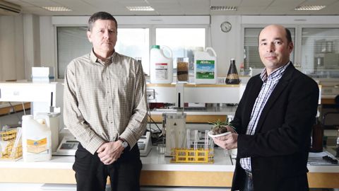 Marc Devie (à gauche) et Lionel Launois, chez Vivescia, estiment que parmi les agriculteurs, « les profils sont très variés : pour certains, il est parfois difficile de faire la part entre les produits et les différents modes d'actions ».J.-C. GUTNER Marc Devie (à gauche) et Lionel Launois, chez Vivescia, estiment que parmi les agriculteurs, « les profils sont très variés : pour certains, il est parfois difficile de faire la part entre les produits et les différents modes d'actions ».J.-C. GUTNER