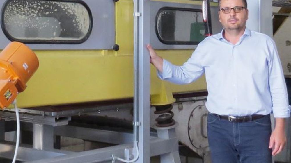 Marco Peterle, directeur de la coopérative, devant le nouvel outil de cuisson vapeur de l'unité Unifeed. 