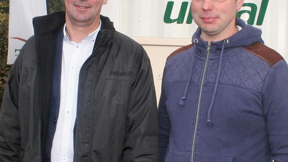 Bertrand Hernu, président de la coopérative Unéal, au côté de Mickaël Decherf, lors de l'inauguration de l'unité de micro-méthanisation de l'EARL du Hel.B. CAILLIEZ