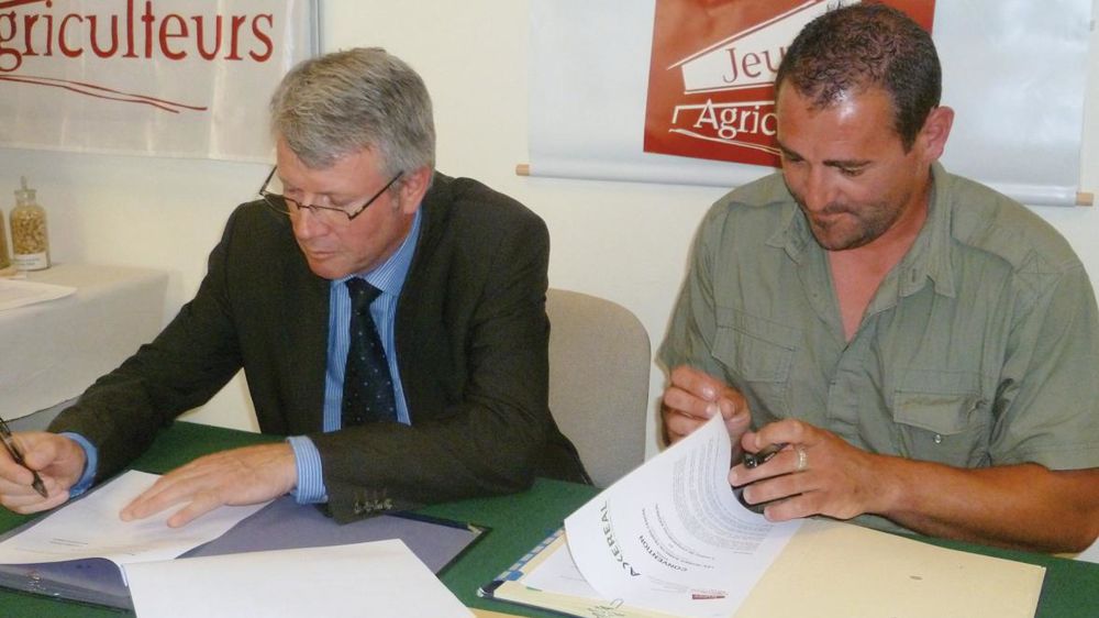 En avril 2012, Axéréal et JA Centre ont signé une convention pour travailler ensemble sur les besoins des jeunes agriculteurs.