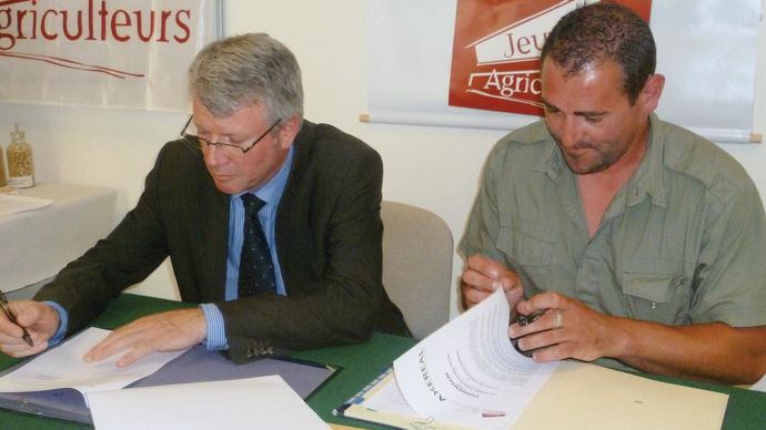 En avril 2012, Axéréal et JA Centre ont signé une convention pour travailler ensemble sur les besoins des jeunes agriculteurs.
