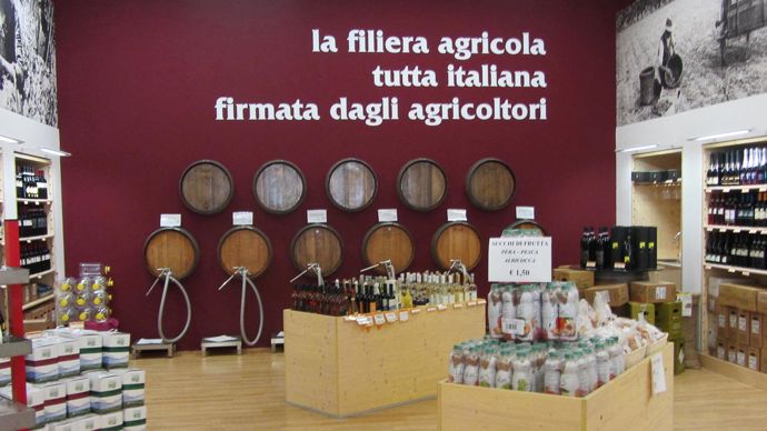 Conçue au départ comme une stratégie de communication auprès du grand public, Campagna Amica est désormais une marque, une chaîne de magasins et une coopérative.