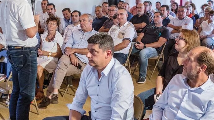 Grâce à la plateforme OpenDecide, présentée aux managers lors d'un séminaire d'encadrement à Quillan (Aude) en septembre dernier, Yasmina Bousraou Koubaa, DRH d'Arterris (ci-dessus, à g.), et Sandra Bourrel, responsable de la formation et la gestion prévisionnelle des emplois et compétences (à dr.), souhaitent insuffler les meilleures pratiques managériales au sein du groupe.F. SCHEIBER
