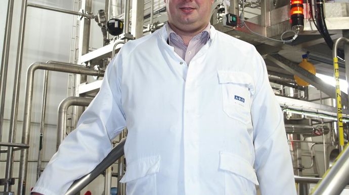 Xavier Astolfi, directeur général adjoint de Cristal Union, devant le pilote industriel.C. URVOY