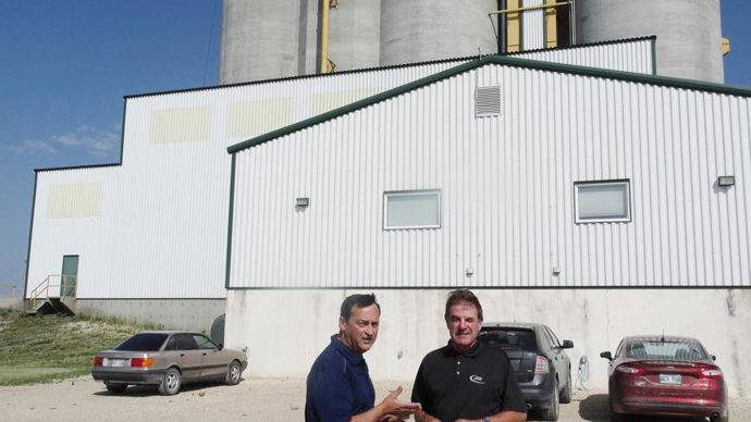 Jean-Paul Sabourin (à gauche), responsable du site de Lettelier, ici avec un client : « Nous devrions doubler notre capacité dans les deux ans qui viennent. »C. DEQUIDT