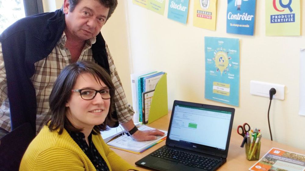 Emmanuelle Théaudière, responsable qualité production à la coopérative La Tricherie, dans la Vienne, en compagnie d'un agriculteur certifié HVE, Alain Bergeron, président de la coopérative.