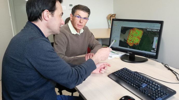 Pour Richard Cousseran (à g., ici avec un agriculteur), de Terres du Sud, Climate Fieldview est « un outil ouvert, non inféodé à une marque et d'une facilité bluffante de prise en main ».