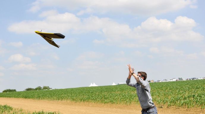 Un vol de drone peut couvrir jusqu'à 80 ha en 30 min, la précision des photos peut descendre à 3 cm.EMC2