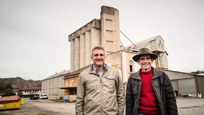 Richard Sauvat, directeur, et Bernard Illy, président d'Alpesud, devant le site historique de Lazer, le tout premier silo de la coopérative céréalière Buëch et Durance.Photos Hélène David