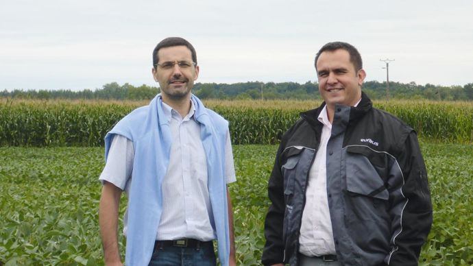 « Le référent disposera de diagnostics et d'une calculette de simulation. Il abordera l'exploitation dans sa globalité et analysera les complémentarités entre production », souligne Cédric Poeydomenge (à droite) au côté de Sébastien Neveux, responsable Economie de l'exploitation chez Euralis.EURALIS