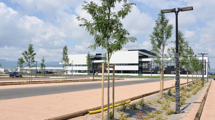 La limitation des zones en enrobé et les places de stationnement en stabilisé favorisent l'infiltration et l'écoulement de l'eau vers les fossés jusqu'au bassin d'orage.