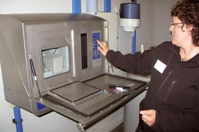 L'entretien du Herd Navigator consiste simplement à charger l'analyseur avec des cassettes qui contiennent les bandelettes nécessaires aux différentes analyses L'entretien du Herd Navigator consiste simplement à charger l'analyseur avec des cassettes qui contiennent les bandelettes nécessaires aux différentes analyses