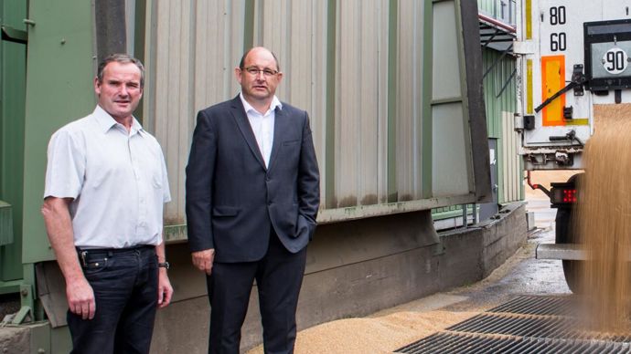 « Notre succès de collecte montre que nous savons répondre aux attentes du terrain », souligne Pascal Desvages, président de la coopérative de Creully (à gauche), aux côtés de Stéphane Carel, directeur général.Photo Arthur Joncour