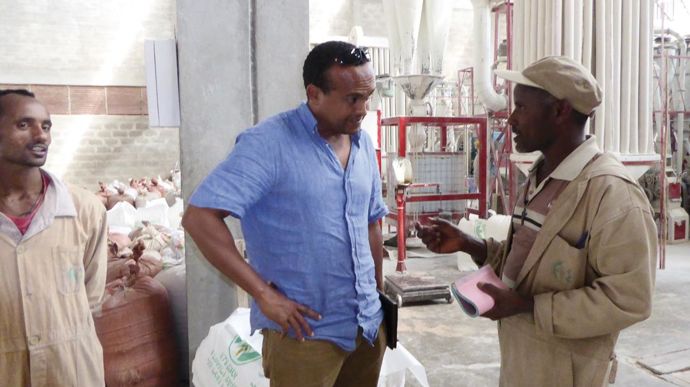 Le moulin de Tadese Eshete, ici avec son chef meunier Salomon Bayou, emploie 20 personnes et produit aujourd'hui 10 500 t de farine, soit 40 % de sa capacité.C. DEQUIDT
