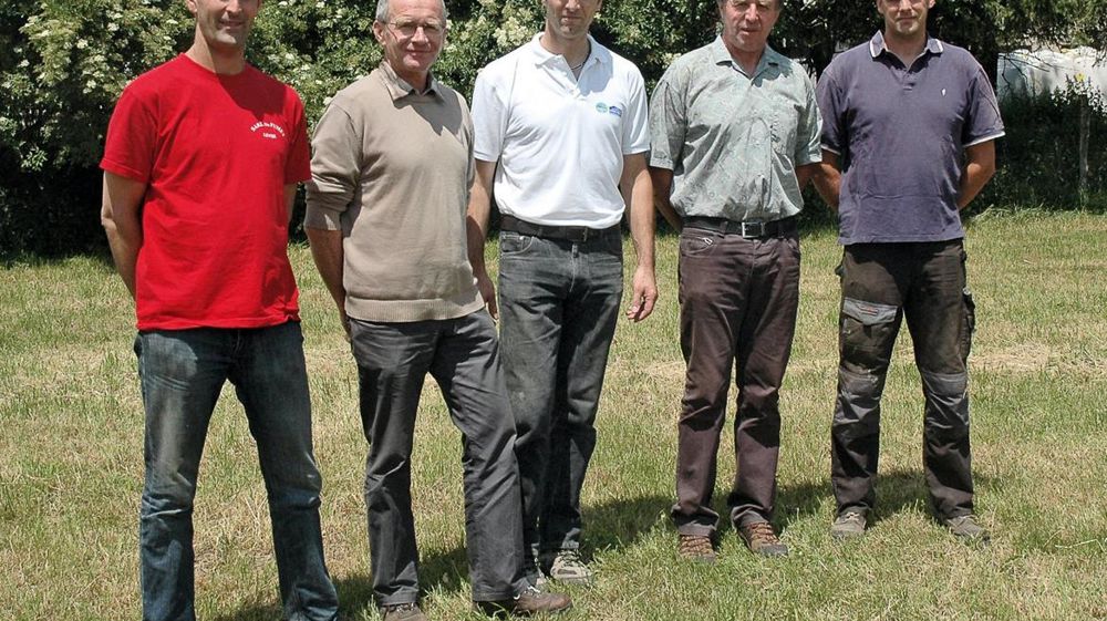 Le Gaec des Lancieux fonctionne avec quatre unités de main-d'oeuvre, par roulement entre les quatre associés et trois salariés. Ici, de gauche à droite, Patrice Trouttet, salarié, les associés Dominique, Sylvain et Benoît Marmier (Philippe Alpy est absent de la photo), et Bertrand Bousson, salarié.REPORTAGE PHOTOS : © CATHERINE R.EGNARD Le Gaec des Lancieux fonctionne avec quatre unités de main-d'oeuvre, par roulement entre les quatre associés et trois salariés. Ici, de gauche à droite, Patrice Trouttet, salarié, les associés Dominique, Sylvain et Benoît Marmier (Philippe Alpy est absent de la photo), et Bertrand Bousson, salarié.REPORTAGE PHOTOS : © CATHERINE R.EGNARD