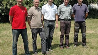 Le Gaec des Lancieux fonctionne avec quatre unités de main-d'oeuvre, par roulement entre les quatre associés et trois salariés. Ici, de gauche à droite, Patrice Trouttet, salarié, les associés Dominique, Sylvain et Benoît Marmier (Philippe Alpy est absent de la photo), et Bertrand Bousson, salarié.REPORTAGE PHOTOS : © CATHERINE R.EGNARD Le Gaec des Lancieux fonctionne avec quatre unités de main-d'oeuvre, par roulement entre les quatre associés et trois salariés. Ici, de gauche à droite, Patrice Trouttet, salarié, les associés Dominique, Sylvain et Benoît Marmier (Philippe Alpy est absent de la photo), et Bertrand Bousson, salarié.REPORTAGE PHOTOS : © CATHERINE R.EGNARD