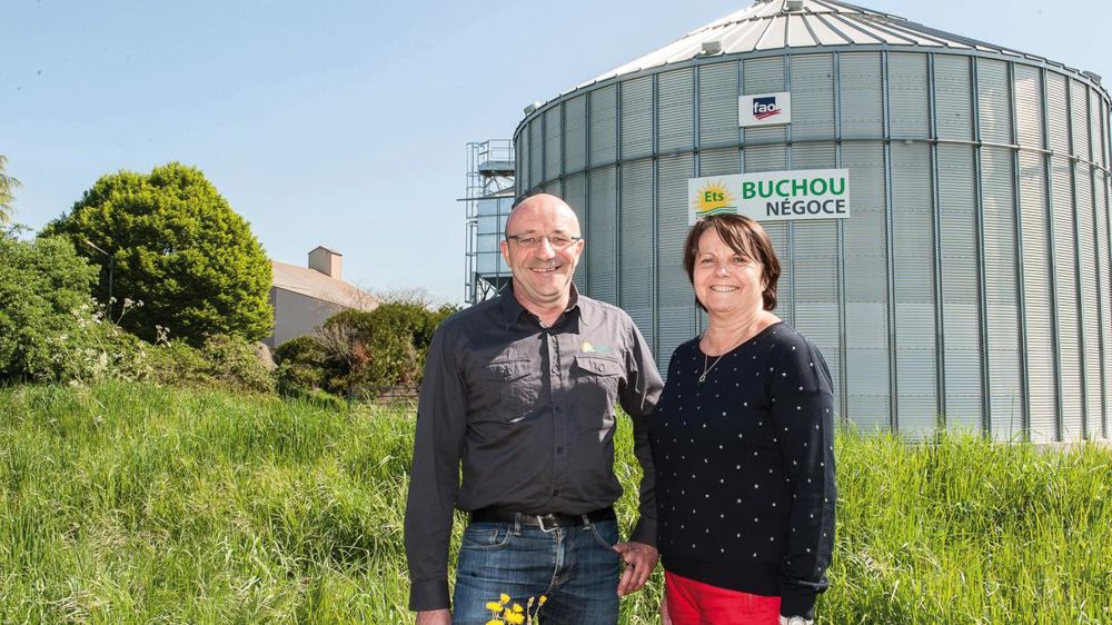 Alain Buchou et Chantal Thibault, frère et soeur cogérants du négoce, devant le silo de Coulonges-sur-Autize inauguré le 24 juin 2016.Jean-Michel Nossant