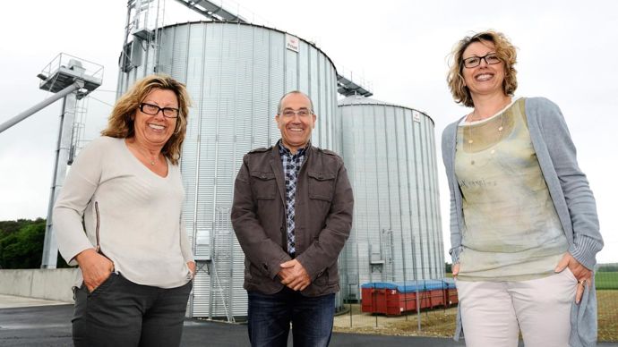 De gauche à droite, Josie Julienne, Alain Sansan et Corinne Martinez, frère et soeurs, devant le site de Mézin, ouvert en 2005 et pourvu des dernières technologies. Laurent Wangermez