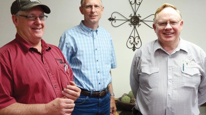 John Hecht (à gauche), cadre dirigeant, Dwight Koops, président, et Ron O'Hanlon, directeur général de CropQuest. « Nous voulions avoir une totale indépendance dans notre approche du conseil agronomique », précise ce dernier.C. DEQUIDT