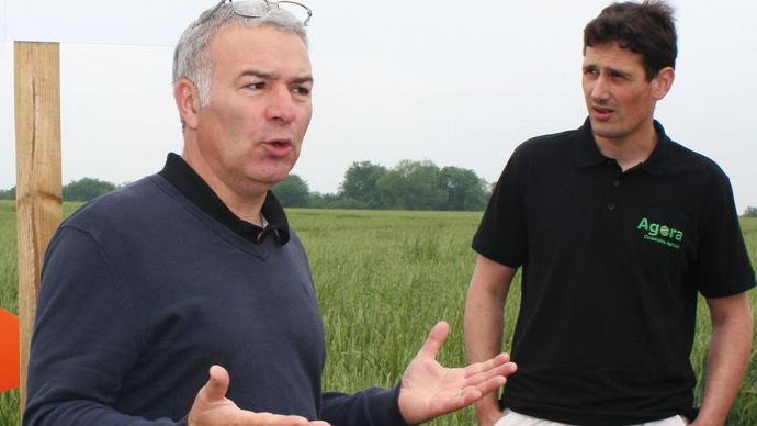 Laurent Gatine du secteur Picardie verte chez Agora (à gauche) et Nicolas Borgoo, agriculteur près de Songeons (Oise). « Les agriculteurs disposent de très peu de références en matière de semis sous couverts vivants. »B. CAILLIEZ