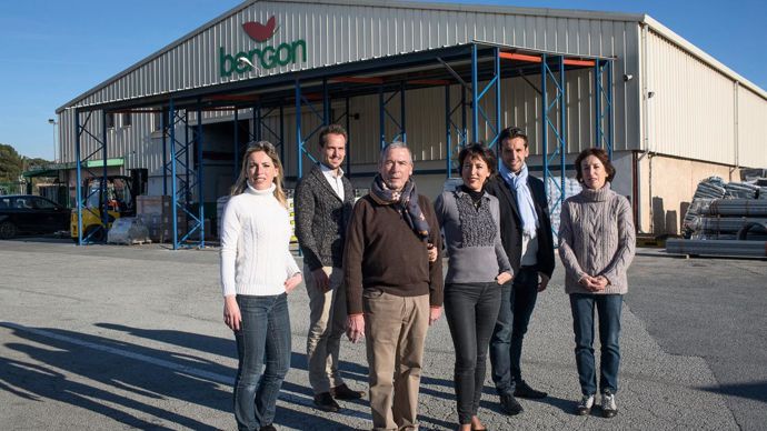 De gauche à droite, Anne Bergon, responsable Grand public, Frédéric Bergon, directeur général, Claude Bergon, le fondateur, Hélène Bergon-Mairesse, responsable Espaces verts horticulture-pépinière, Alexandre Bergon, responsable Distribution arrosage et Brigitte Bergon cofondatrice.Photos France Keyser