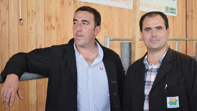 Brice Lacaze (à droite), responsable filière bovine de Vivadour, fournit chaque semaine, 90 à 220 veaux gras, selon les saisons, à Franck Jucla, gérant de Maison Jucla, qui les abat et les commercialise dans les boucheries traditionnelles haut de gamme.JUVIVEAU  PRODUCTIONS