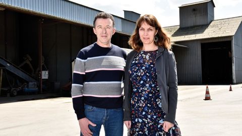 Didier et Catherine Luneau sont à la tête de l'entreprise familiale qui compte une dizaine de salariés. Malgré une forte concurrence, le négoce tire son épingle du jeu grâce à sa présence historique et sa bonne connaissance du secteur.