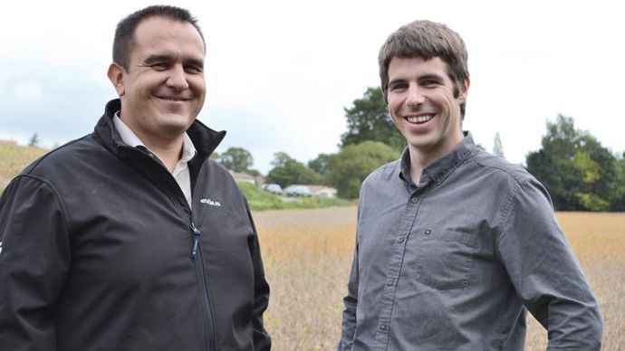 Cédric Poeydomenge, directeur technique du pôle agricole (à gauche) et Alban Le Mao, chef de marché céréales chez Euralis : « Avec nos adhérents, nous améliorons les techniques culturales. »F. JACQUEMOUD