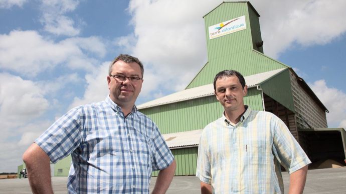 Pour Christian Cordonnier, DG de Terre Atlantique (à gauche), ici aux côtés de Jean-Yves Moizant, président, « travailler pour le bien commun, ça a du sens, ça donne plus de force à chacun et par la même à l'ensemble de l'entreprise. »S. CHAMPION