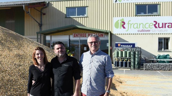 Jean-Pierre (à droite), Jérôme et Stéphanie Bergeret, respectivement PDG, directeur et responsable administrative en charge des expéditions, sont les trois piliers de l'entreprise familiale.