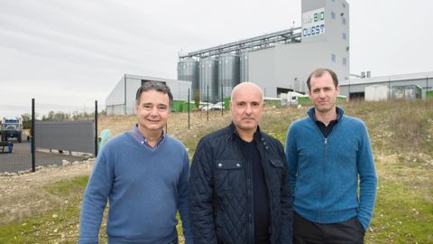 Laurent Proux, président, entouré par les deux codirecteurs, Jean-Louis Stenger (à gauche), qui pilote les projets aval, et Camille Moreau, qui suit la production du champ à son expédition du silo.