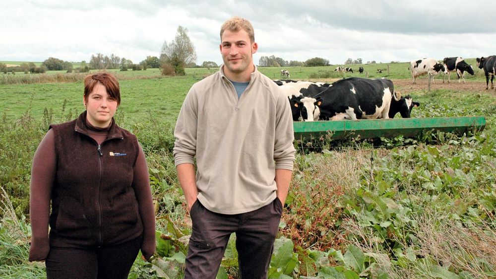 Bénéfices réciproques pour ce temps partiel. Adeline Janin peut « développer plus sereinement l'élevage de chiens grâce au complément de salaire ». Guillaume Palin apprécie « d'avoir éliminé le stress de la traite du soir et de bénéficier d'une paire d'yeux supplémentaires sur le troupeau ». © C.R.
