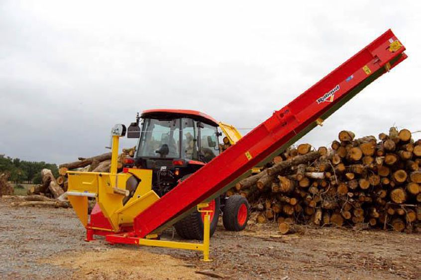 Les scies sont déclinées avec un moteur électrique monophasé ou triphasé de 4,2 kW à entraînement par la PDF du tracteur.