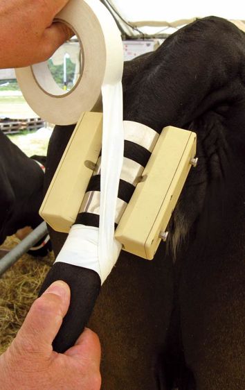 Le système se compose d'une simple pince à fixer sur le sommet de la queue. Le coffret récepteur est branché sur une ligne téléphonique proche ou sur un réseau GSM.