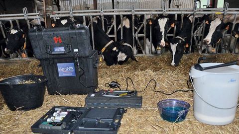 L'audit TopAlim d'Optival comprend l'intervention d'un conseiller pendant une demi-journée. Il est fondé sur une série de mesures visant à identifier la source des écarts observés entre une ration théoriquement bien calée et la réponse en lait du troupeau.© OPTIVAL