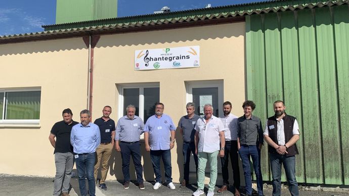 Christian Piveteau, président du groupe éponyme (4e à dr.) et Jean-Marc Flagey, directeur de Chantegrains (1er à dr.) ont inauguré l’outil en présence de leurs partenaires, le 30 mai à Lupsault (Charente).