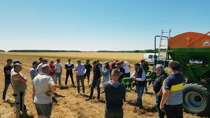 Un groupe de progrès grandes cultures lors de la mise en place d’une plateforme d’essais en couverts végétaux, le 13 juin.