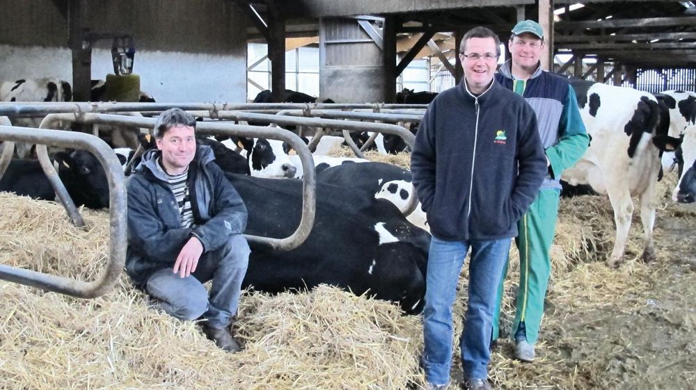 L'un des objectifs de Patrice Gouin, Denis Evette et Olivier Mauny est de gagner en efficacité agronomique. Ils envisagent de demander un diagnostic « Dexel ». « Cela coûte de l'ordre de 400 €. Face à un investissement de 35 000 à 60 000 € selon les matériaux retenus, il n'y a pas à hésiter. »© PHOTOS CLAIRE HUE L'un des objectifs de Patrice Gouin, Denis Evette et Olivier Mauny est de gagner en efficacité agronomique. Ils envisagent de demander un diagnostic « Dexel ». « Cela coûte de l'ordre de 400 €. Face à un investissement de 35 000 à 60 000 € selon les matériaux retenus, il n'y a pas à hésiter. »© PHOTOS CLAIRE HUE