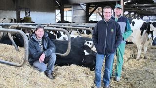 L'un des objectifs de Patrice Gouin, Denis Evette et Olivier Mauny est de gagner en efficacité agronomique. Ils envisagent de demander un diagnostic « Dexel ». « Cela coûte de l'ordre de 400 €. Face à un investissement de 35 000 à 60 000 € selon les matériaux retenus, il n'y a pas à hésiter. »© PHOTOS CLAIRE HUE L'un des objectifs de Patrice Gouin, Denis Evette et Olivier Mauny est de gagner en efficacité agronomique. Ils envisagent de demander un diagnostic « Dexel ». « Cela coûte de l'ordre de 400 €. Face à un investissement de 35 000 à 60 000 € selon les matériaux retenus, il n'y a pas à hésiter. »© PHOTOS CLAIRE HUE