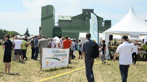 Les journées portes ouvertes ont un bon impact auprès du public. Pour exemple, la coop Dauphinoise a accueilli, pour sa première opération de ce type, 4 000 personnes dont la moitié de non professionnels.COOP DAUPHINOISE Les journées portes ouvertes ont un bon impact auprès du public. Pour exemple, la coop Dauphinoise a accueilli, pour sa première opération de ce type, 4 000 personnes dont la moitié de non professionnels.COOP DAUPHINOISE