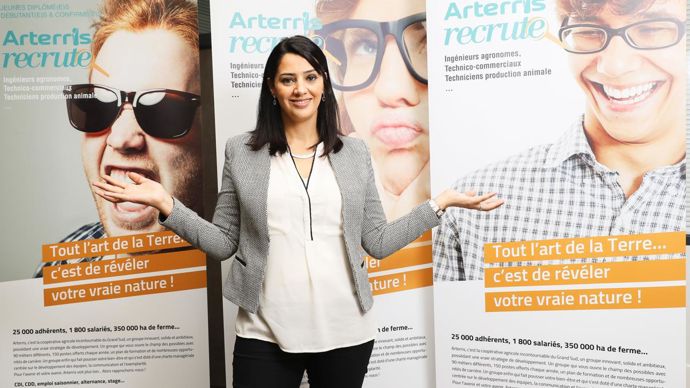 Yasmina Bousraou Koubaa, DRH du groupe Arterris (Aude), devant les toutes nouvelles affiches de sa campagne de recrutement programmée jusqu'à 2018.L. LECARPENTIER