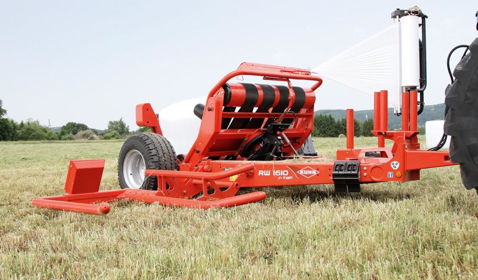 Le e-Twin réduit de 50 % le temps d'enrubannage et diminue les coûts de film. 