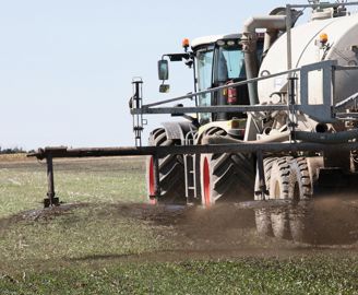 Active NS contient des argiles qui captent l'ammoniac. Ce procédé permet de réduire l'odeur des lisiers dans les bâtiments d'élevage mais aussi lors des épandages de plein champs. © SÉBASTIEN CHAMPION