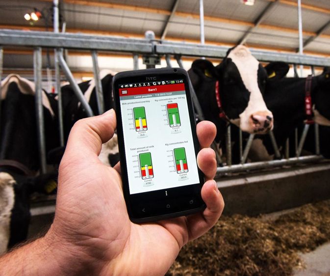 L'éleveur dispose des informations clés du robot et de son troupeau sur son téléphone et peut les rendre accessibles à des conseillers d'élevage.